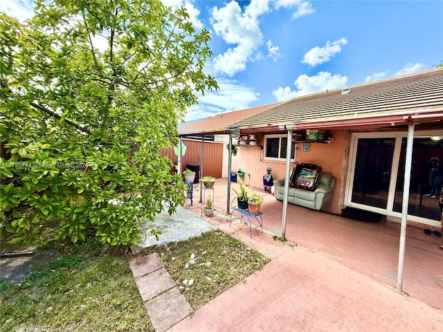 view of yard with a patio area