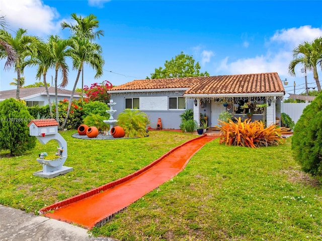 view of front of house featuring fence and a front yard