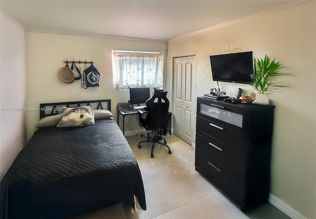 bedroom featuring crown molding and a closet