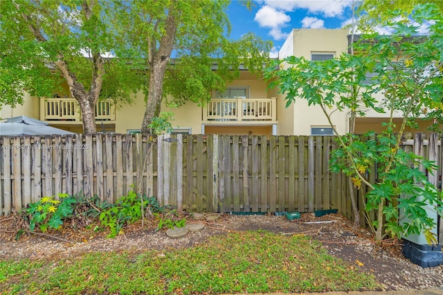 8425 SW 137th Ave Unit 8425, Miami, FL 33183 - view of yard with fence and a balcony