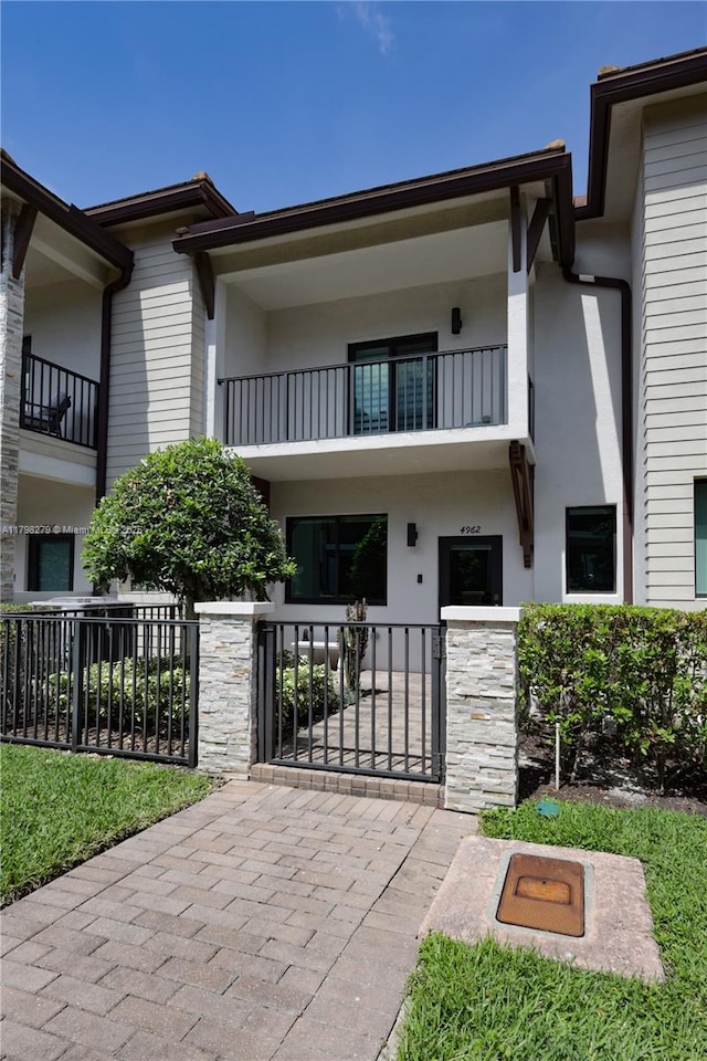 4962 NW 83rd Path Unit 4962, Doral, FL 33166 - view of property featuring a fenced front yard and stucco siding