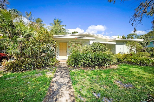 view of front facade with a front lawn and stucco siding