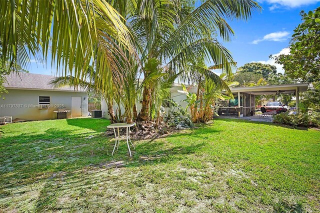 602 S Caloosahatchee Ave, Jupiter, FL 33458 - view of grassy yard featuring a sunroom