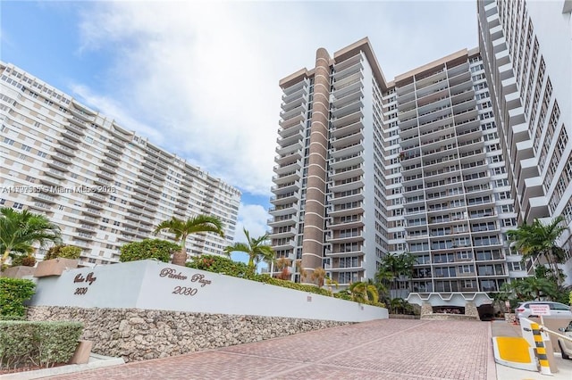 view of apartment building / complex