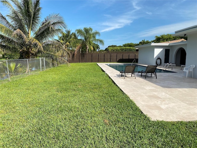 view of yard with a patio