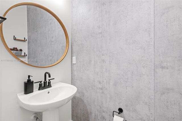 bathroom featuring a sink