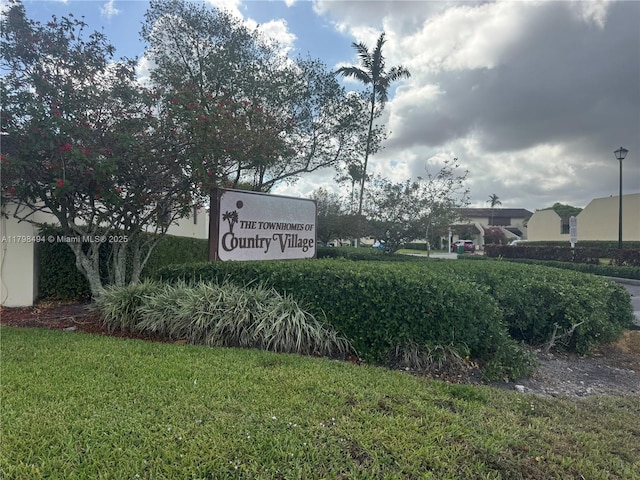 community sign with a yard