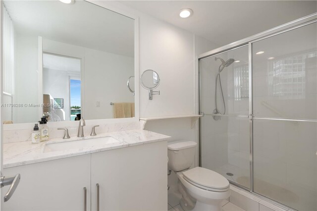 full bath featuring a shower stall, toilet, vanity, recessed lighting, and ensuite bath
