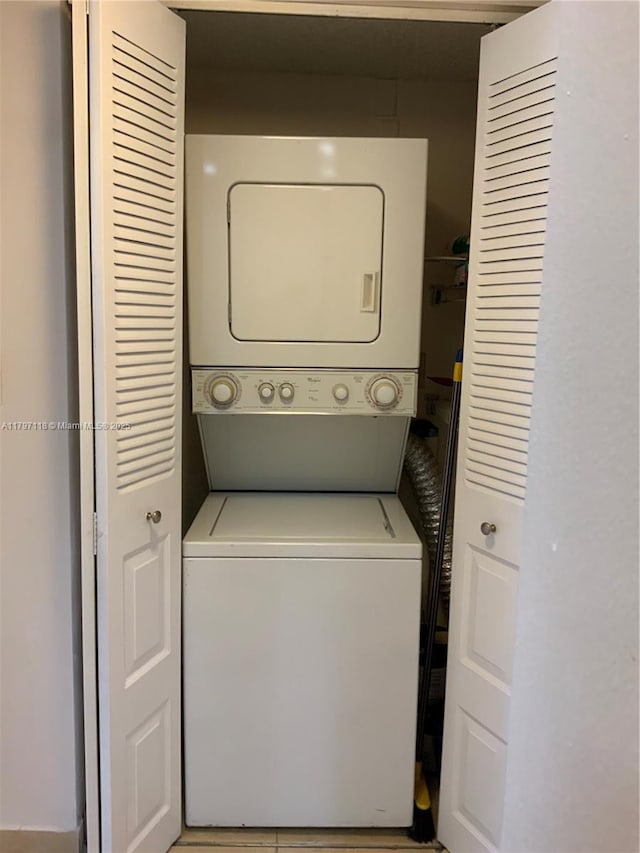 8180 Geneva Ct Unit 224, Doral, FL 33166 - laundry area with stacked washing machine and dryer