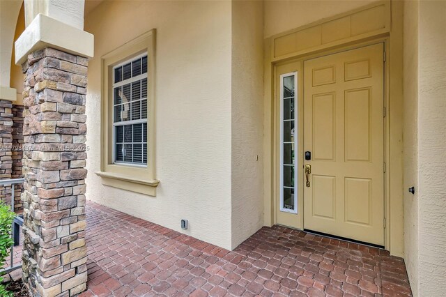 view of exterior entry with stucco siding