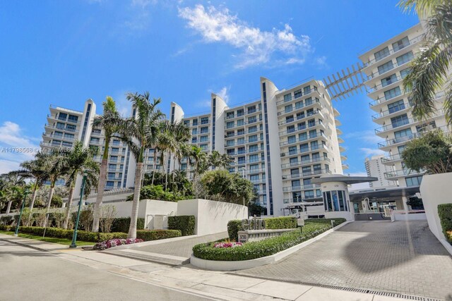 view of apartment building / complex