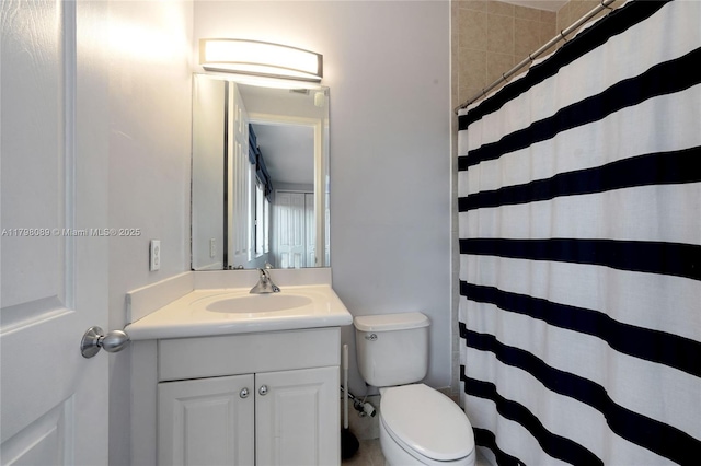 full bath with toilet, vanity, and curtained shower