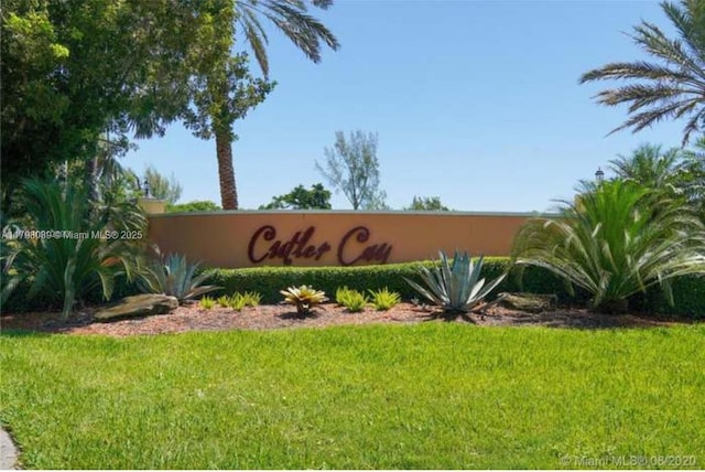 community / neighborhood sign featuring a yard