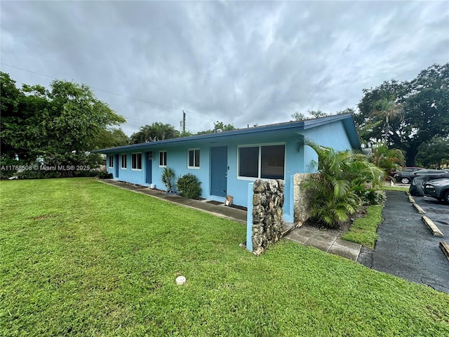 2631 SW 13th Ave, Fort Lauderdale, FL 33315 - view of front facade featuring stucco siding and a front yard