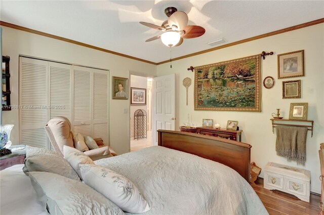 95 E Westwood Cir E, West Palm Beach, FL 33411 - bedroom featuring wood finished floors, a closet, ornamental molding, ceiling fan, and baseboards