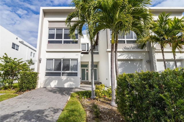 2475 NE 135th St, North Miami, FL 33181 - view of front facade featuring stucco siding