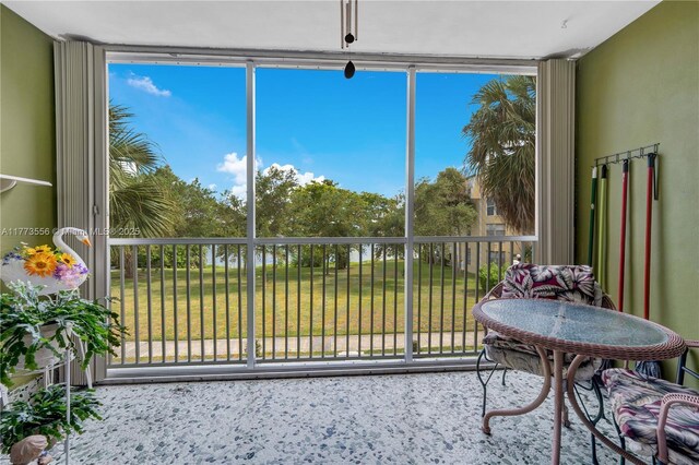 922 NE 199th St Unit 206, Miami, FL 33179 - view of sunroom / solarium