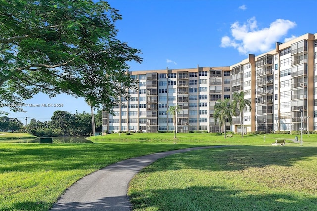 view of property's community featuring a yard