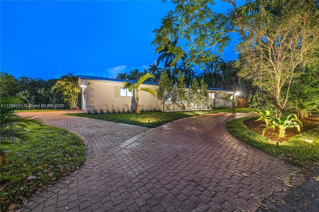 615 NE 115th St, Biscayne Park, FL 33161 - ranch-style house featuring curved driveway and stucco siding