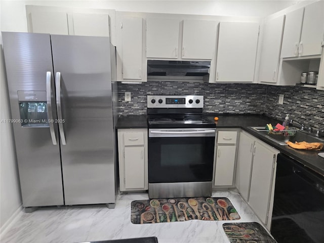 kitchen with stainless steel appliances, under cabinet range hood, dark countertops, backsplash, and a sink
