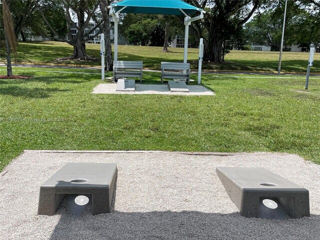3087 Newport S Unit 3087, Deerfield Beach, FL 33442 - surrounding community with a yard