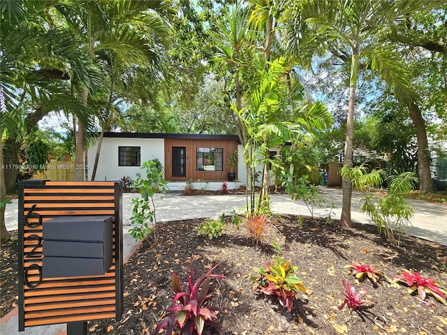 contemporary house with fence