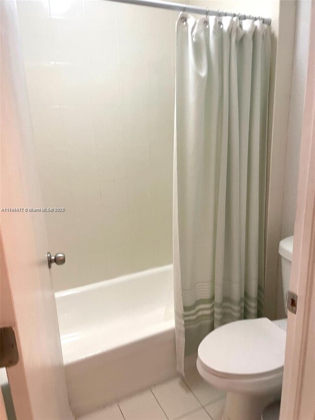 20441 NW 15th Ave Unit 8, Miami Gardens, FL 33169 - full bath featuring toilet, tile patterned floors, and shower / tub combo with curtain