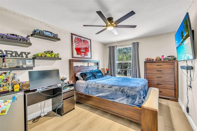 11919 NW 47th St, Coral Springs, FL 33076 - bedroom featuring wood finished floors, a textured ceiling, a ceiling fan, baseboards, and a desk