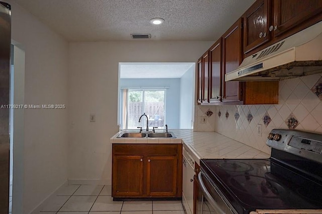 5154 Breckenridge Pl Unit 47, West Palm Beach, FL 33417 - kitchen with stainless steel appliances, a sink, under cabinet range hood, tile counters, and light tile patterned floors