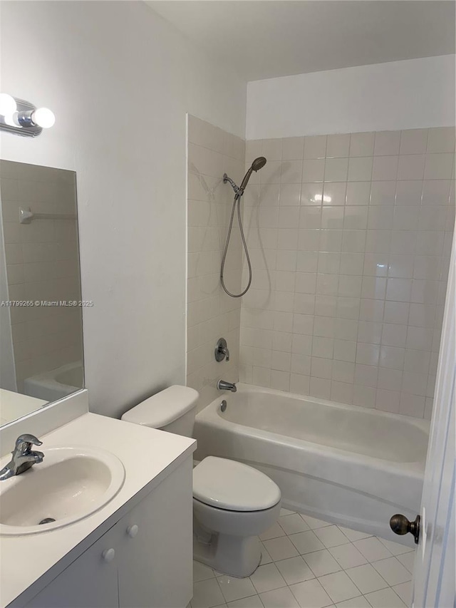 4139 NE 26th St, Homestead, FL 33033 - full bath featuring tile patterned floors, tub / shower combination, and vanity