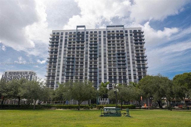 view of apartment building / complex
