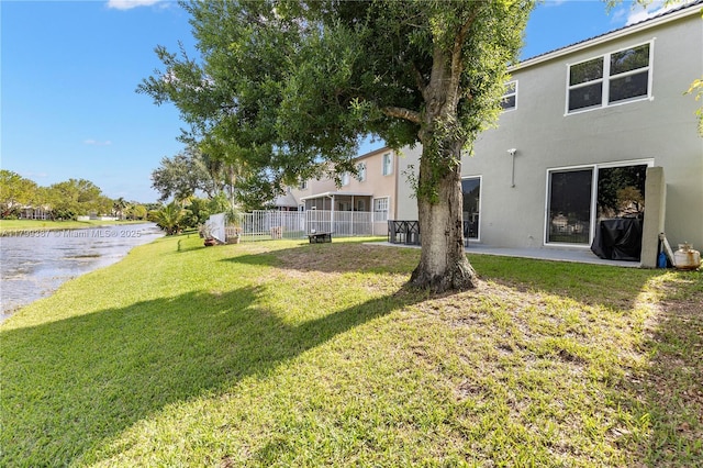 view of yard featuring a water view