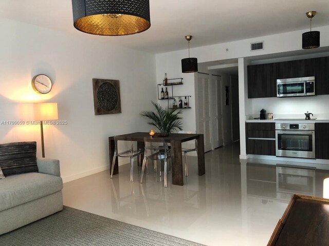 488 NE 18th St Unit 2802, Miami, FL 33132 - living room featuring baseboards
