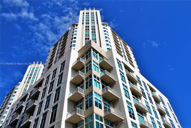 view of apartment building / complex