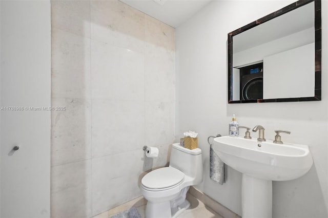bathroom featuring toilet and a sink