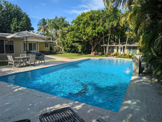 10643 NE 10th Pl, Miami Shores, FL 33138 - swimming pool with a patio