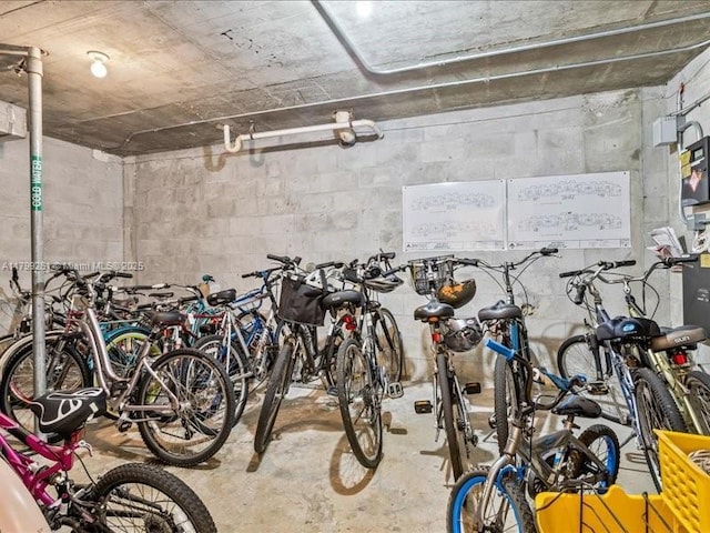 garage featuring concrete block wall