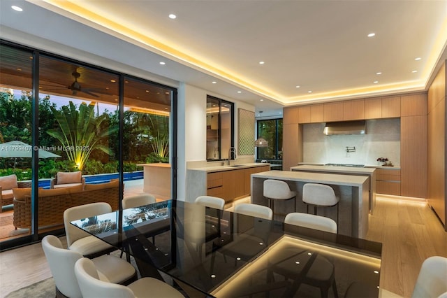 dining room featuring light wood-style floors, healthy amount of natural light, recessed lighting, and a ceiling fan