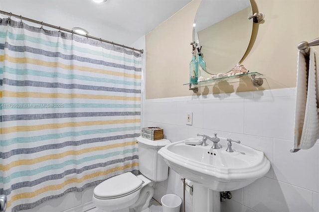 1750 W 46th St Unit 528, Hialeah, FL 33012 - full bath featuring toilet, tile walls, a wainscoted wall, and a sink