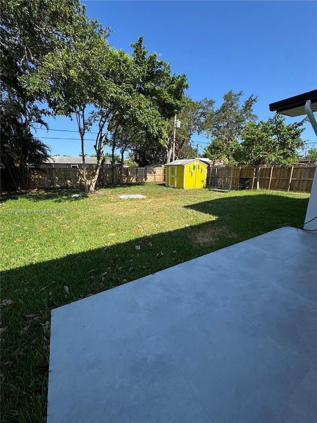 421 SW 11th Ave, Hallandale Beach, FL 33009 - view of yard with a patio area