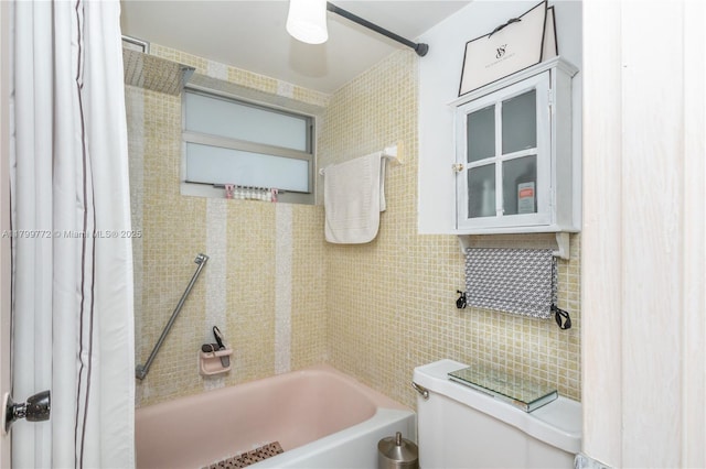 18555 NE 14th Ave Unit 612, Miami, FL 33179 - full bathroom featuring decorative backsplash and shower / bath combo with shower curtain
