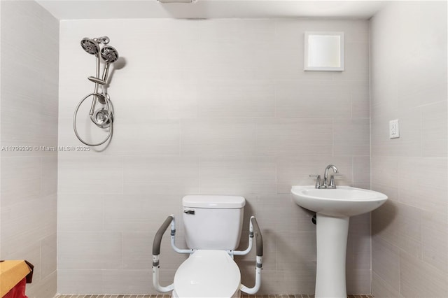 12501 SW 14th St Unit 108R, Pembroke Pines, FL 33027 - bathroom with toilet, tile walls, and a sink