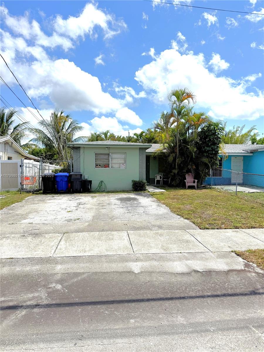 view of front of home featuring fence