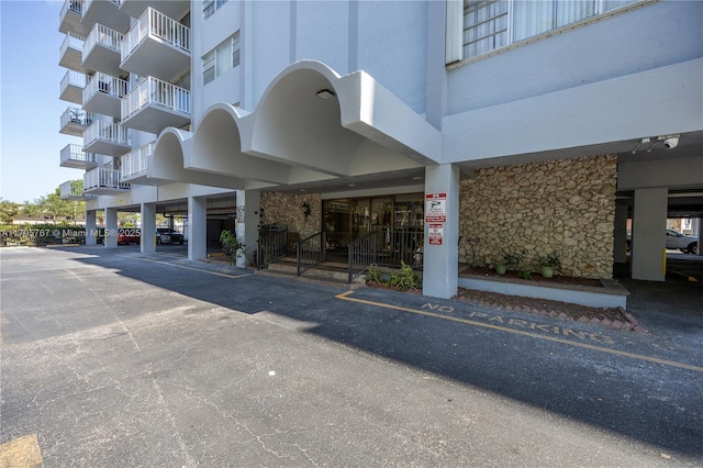 1470 NE 125th Ter Unit Ph9, North Miami, FL 33161 - view of property with covered and uncovered parking