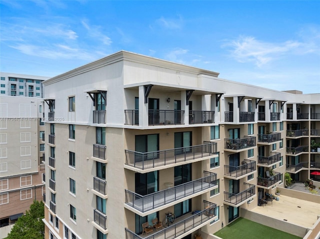 view of apartment building / complex