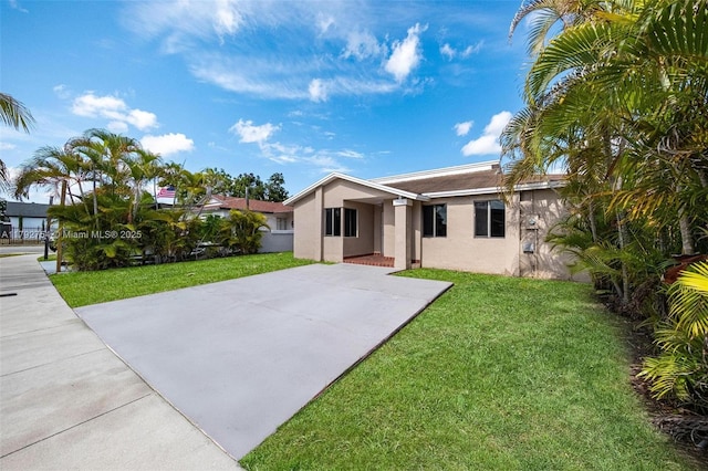 19231 SW 121st Ave, Miami, FL 33177 - view of front of home featuring stucco siding and a front lawn