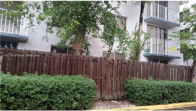 1720 NW N River Dr Unit 113, Miami, FL 33125 - view of yard featuring fence