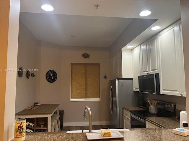 37 E Harbour Isle Dr E Unit 206, Fort Pierce, FL 34949 - kitchen featuring stainless steel appliances, a sink, recessed lighting, white cabinets, and dark countertops