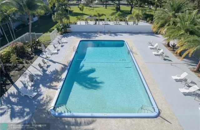 940 Hillcrest Ct Unit 112, Hollywood, FL 33021 - community pool with fence and a patio area