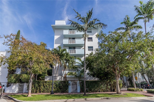 301 Jefferson Ave Unit 4D, Miami Beach, FL 33139 - view of building exterior with a fenced front yard